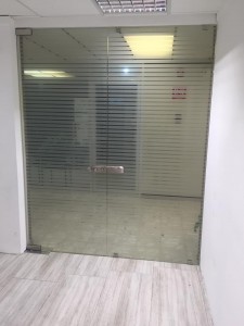 puerta con fijos en oficina 1 